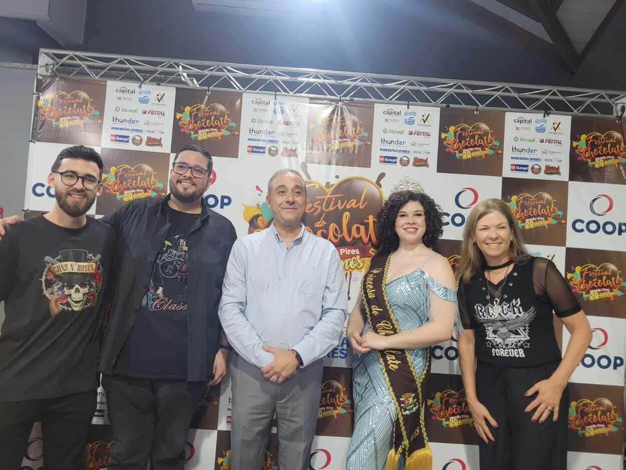 POLÍCIA CIVIL PRENDE PADRASTO POR ABUS0 DE ENTEADAS EM DIADEMADurante os trabalhos da Operação Shamar, deflagrada em diversas regiões do país para combater vi0lência contra mulheres e crianças, policiais civis da Delegacia de Defesa da Mulher (DDM) de Diadema prenderam um homem por abus0 de duas enteadas. Os abus0s, segundo as vítimas, ocorreram durante anos e começaram ainda na infância e seguiram até este mês.
Denúncia e silêncio
O caso veio à tona quando uma mulher buscou ajuda na delegacia especializada, acompanhada das duas filhas, hoje com 19 e 15 anos. Ambas relataram que foram vítimas do padrasto — a mais velha desde 2014, e a mais nova desde os 13 anos até a véspera do registro da ocorrência.
As vítimas relataram que os delitos envolviam ameaças constantes à integridade da família, o que as impediu de denunciar o caso anteriormente.
Investigação rápida e prisão no bairro Campanário
Assim que os depoimentos foram colhidos, os policiais iniciaram diligências imediatas para localizar o suspeito, que havia deixado a residência familiar no dia 20 de agosto. Após buscas em locais estratégicos, os agentes conseguiram localizar o homem escondido em uma casa no bairro Campanário, onde ele foi preso.
Durante a prisão, foram apreendidos elementos cruciais para a investigação, incluindo uma peça de roupa com vestígios biológicos e um celular contendo registros de geolocalização, que comprovariam sua presença no local e momento dos fatos.
Prisão em flagrante 
Com os indícios e as declarações das vítimas, o delegado responsável optou pela prisão em flagrante, com base nos artigos 213 e 217-A do Código Penal. O suspeito permanecerá detido enquanto as investigações prosseguem.
A polícia também confirmou que as vítimas estão sendo acompanhadas por profissionais da rede de proteção, incluindo psicólogos e assistentes sociais.
 A importância da escuta especializada
Casos como este reforçam a necessidade da escuta qualificada e do preparo das delegacias especializadas, além do papel fundamental das operações como a Shamar, que oferecem estrutura para que vítimas possam relatar situações de violência de forma segura.
Saiba onde denunciar
📞 Disque 180 – Central de Atendimento à Mulher
🏥 Delegacias de Defesa da Mulher – Atendimento especializado e sigiloso
📱 Aplicativos de denúncia anônima também estão disponíveis em diversos estados

