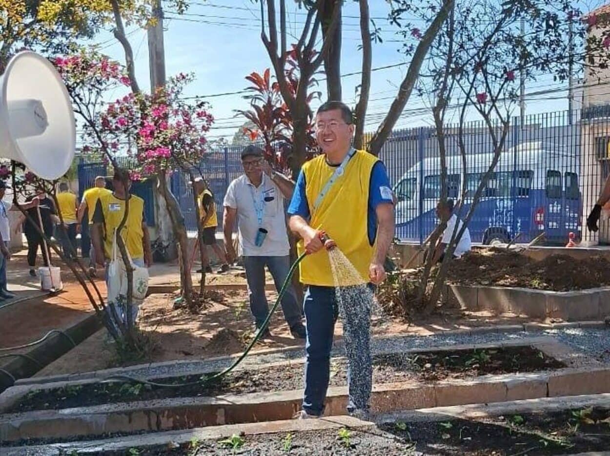 Com 180 voluntários, Taka faz mutirão para reformar escola de Diadema.