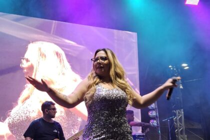 Lorena Alexandre emocionou ao interpretar sucessos da eterna Marília Mendonça.