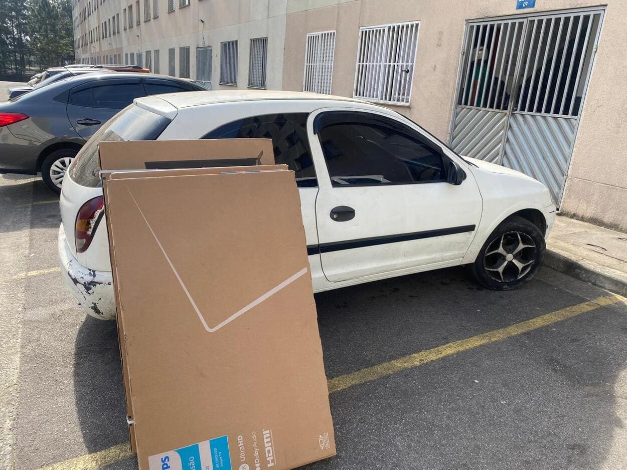  Operação localizou um suspeito, apreendeu um adolescente e recuperou R$ 16 mil em produtos, incluindo televisores e celulares, em um condomínio no Jardim Gazuza