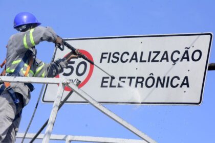 Santo André intensifica manutenção e limpeza de placas de sinalização e logradouros