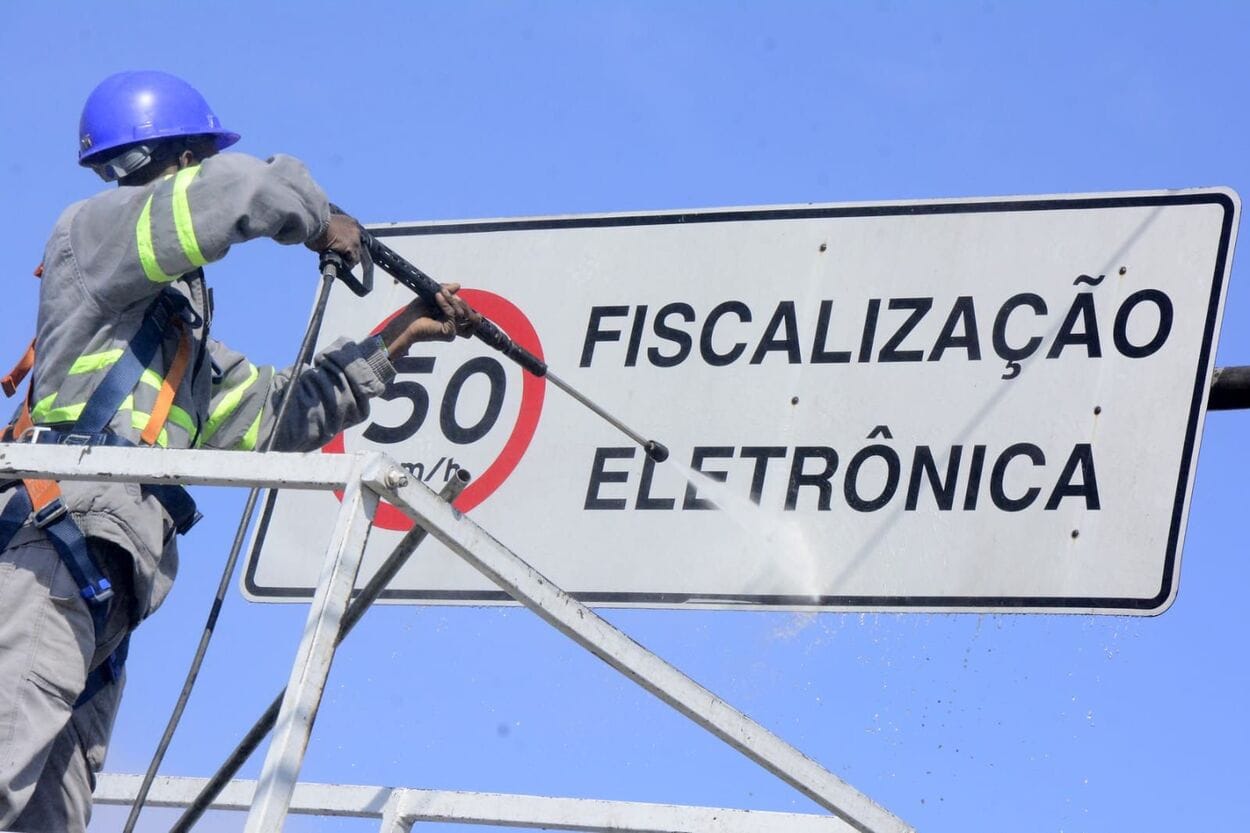 Santo André intensifica manutenção e limpeza de placas de sinalização e logradouros