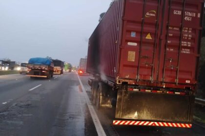 Caminhão pega fogo no Rodoanel e motoristas enfrentam dia de congestionamento