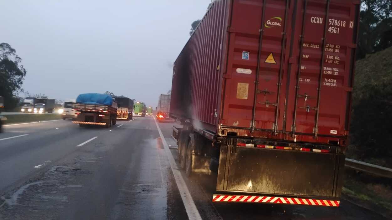 Caminhão pega fogo no Rodoanel e motoristas enfrentam dia de congestionamento
