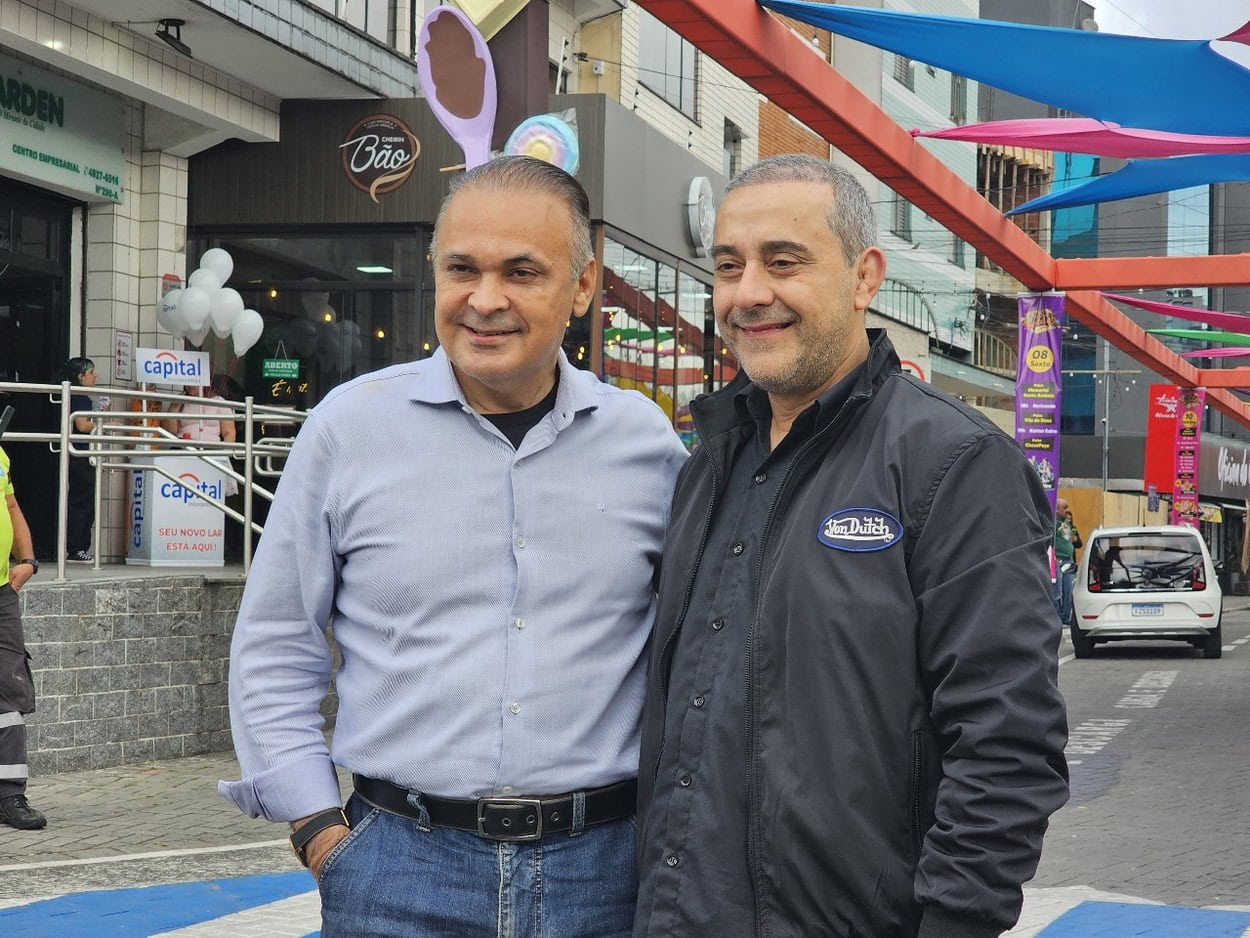 Secretário de Turismo e Viagens do Estado de São Paulo Roberto de Lucena e prefeito Guto Volpi circularam pelo Festival do Chocolate - Foto: Rafael Costa (PMETRP)
