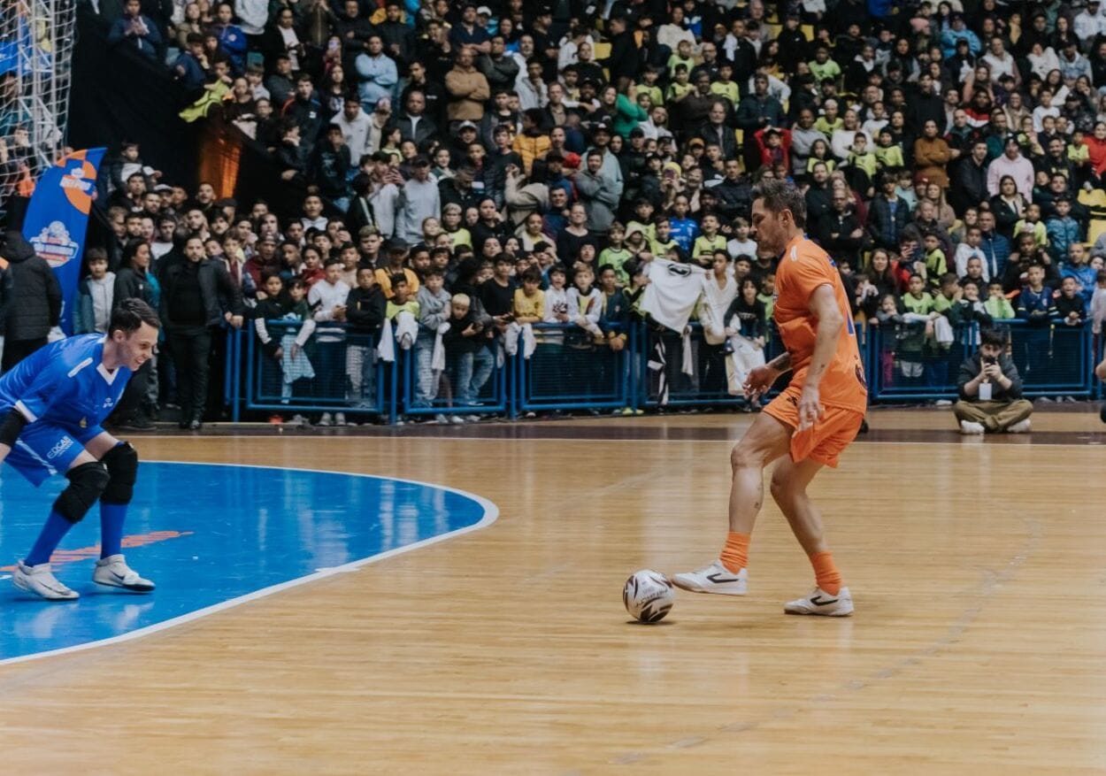 Evento com Falcão reuniu apaixonados pelo futsal no Ginásio Poliesportivo Adib Moysés Dib e arrecadou mais de 5 toneladas de alimentos 