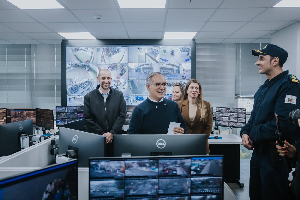 prefeito marcelo Lima na central de videomonitoramento 