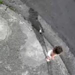 Mãe vai ao baile funk e filha de 3 anos é vista andando sozinha de fralda em rua de Santo André