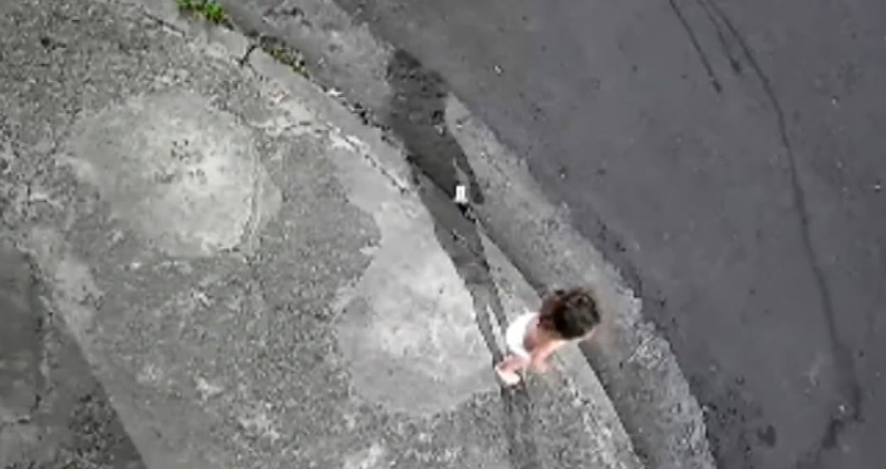 Mãe vai ao baile funk e filha de 3 anos é vista andando sozinha de fralda em rua de Santo André