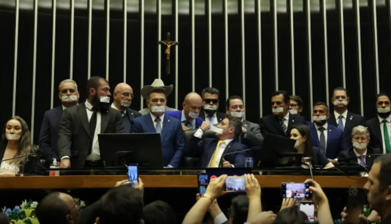 Após prisão domiciliar de Bolsonaro, clima esquenta na Câmara dos Deputados