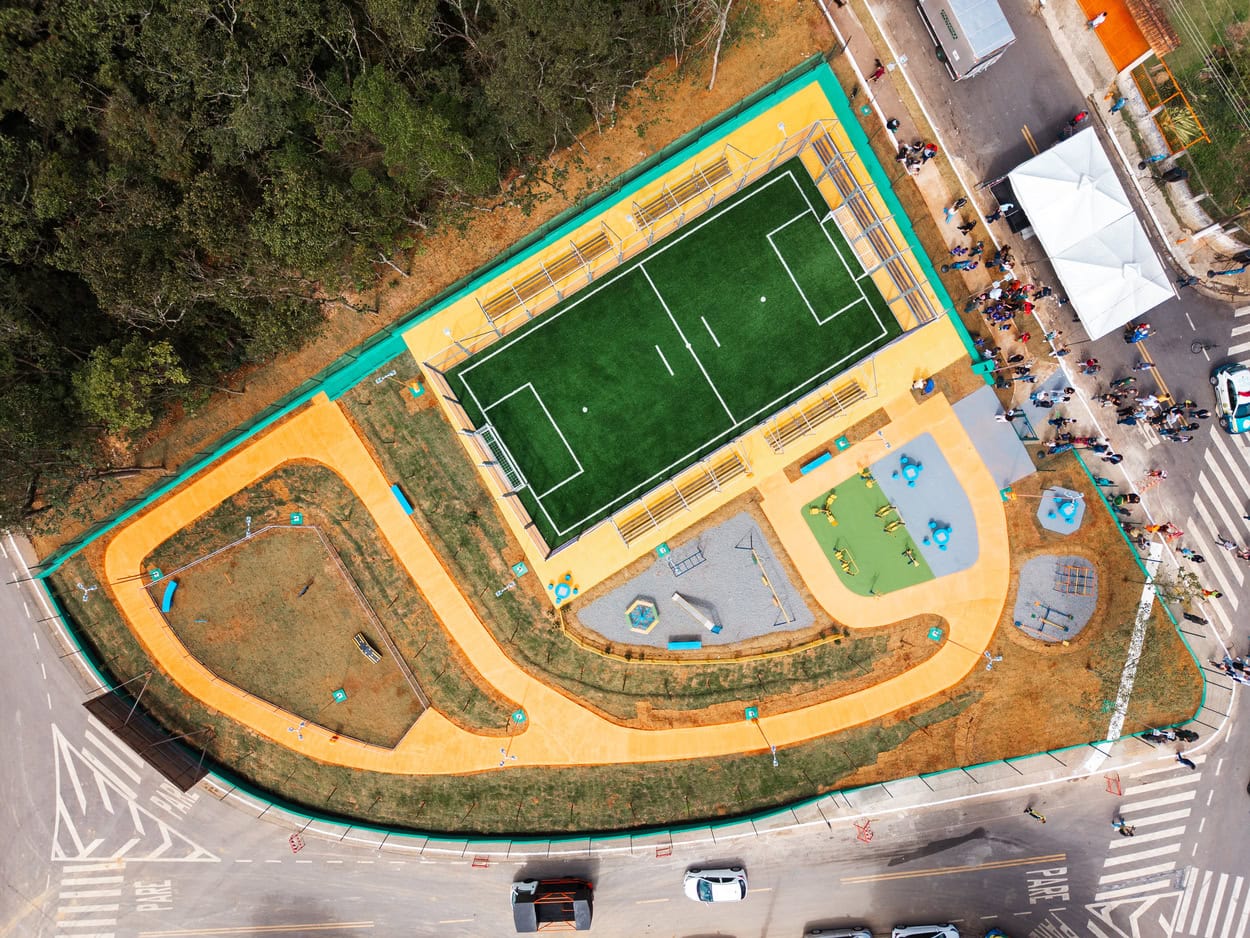 Praça conta com quadra modular com gramado sintético, academia ao ar livre, espaço pet, iluminação, área de convívio e pista de caminhada