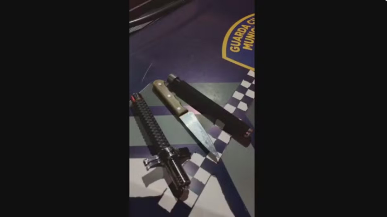 Polícia investiga possível motivação racista para agressão com objetos cortantes.