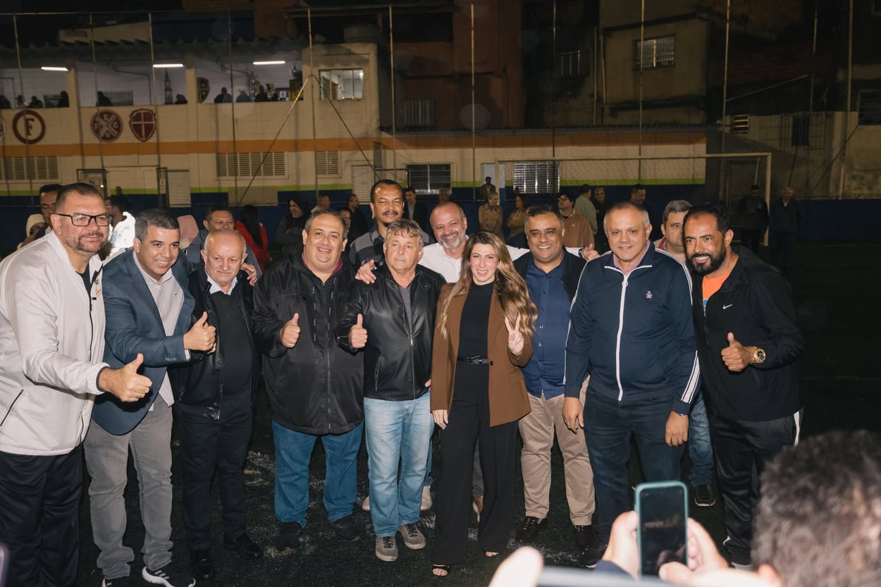 nova iluminação em evento que contou com a presença da comunidade, da prefeita Jessica Cormick