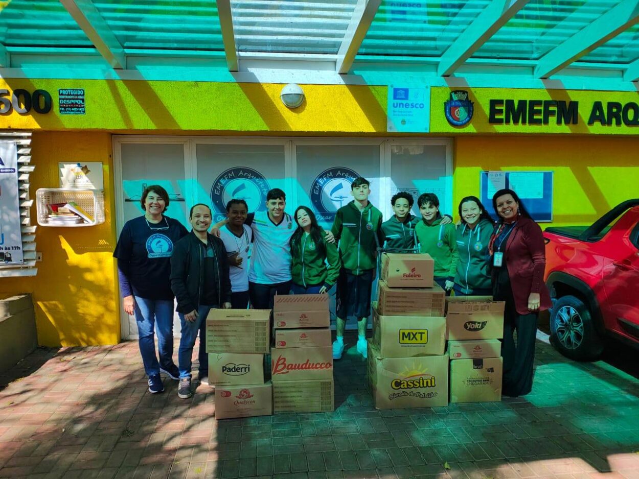 Meias viram cobertores em ação social de estudantes em São Caetano