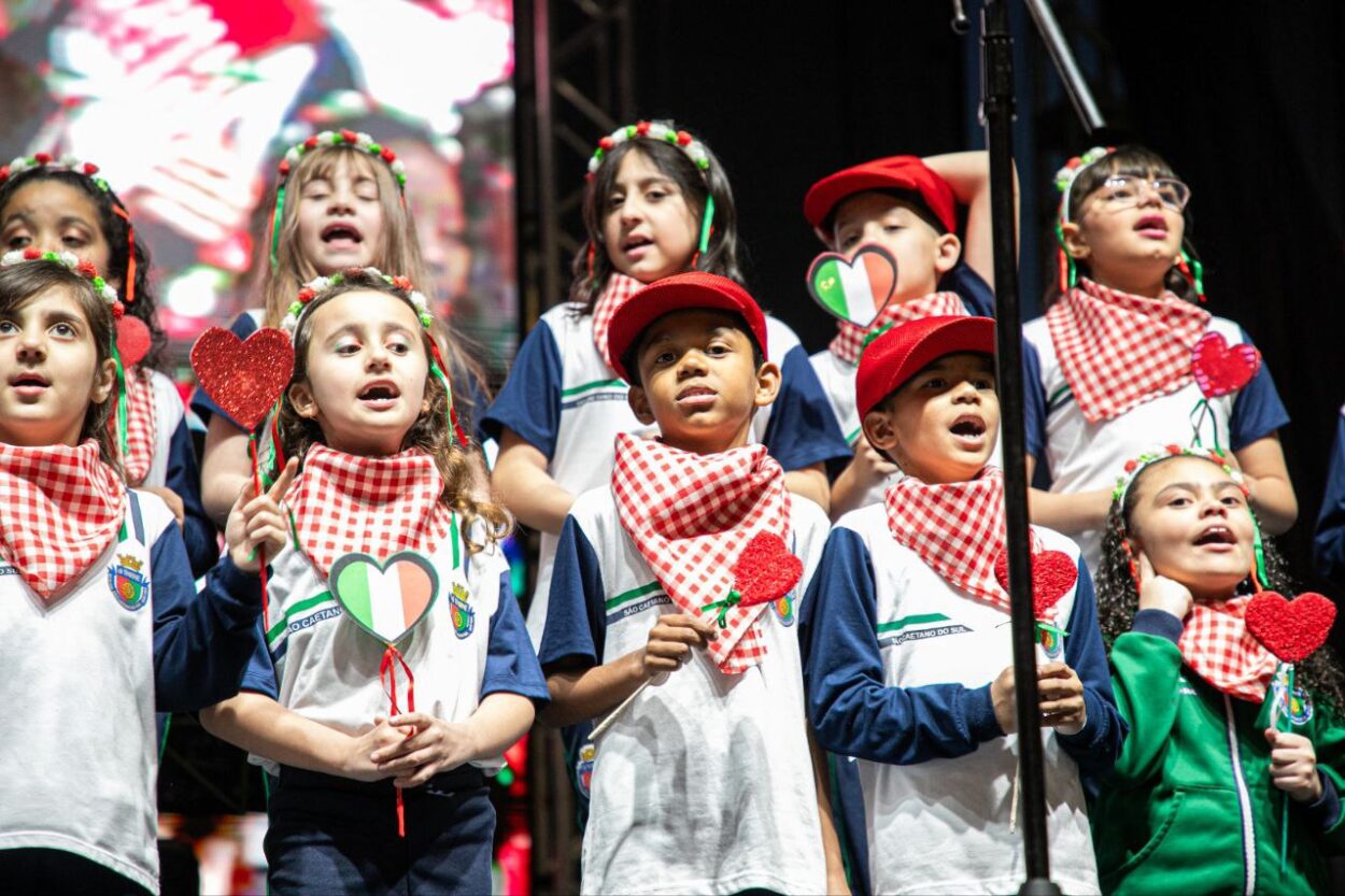 Coral formado por alunos da EMEF (Escola Municipal de Ensino Fundamental) Senador Fláquer e a Bamascs (Banda Marcial Municipal de São Caetano do Sul) abrilhantaram a abertura
