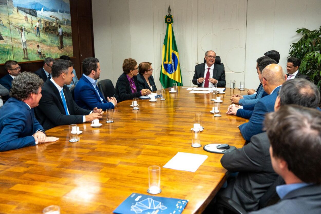 Durante a reunião, Gilvan reforçou a preocupação com o setor da borracha e pneumáticos, um dos mais tradicionais e importantes da cidade, que conta com empresas como Bridgestone e Prometeon