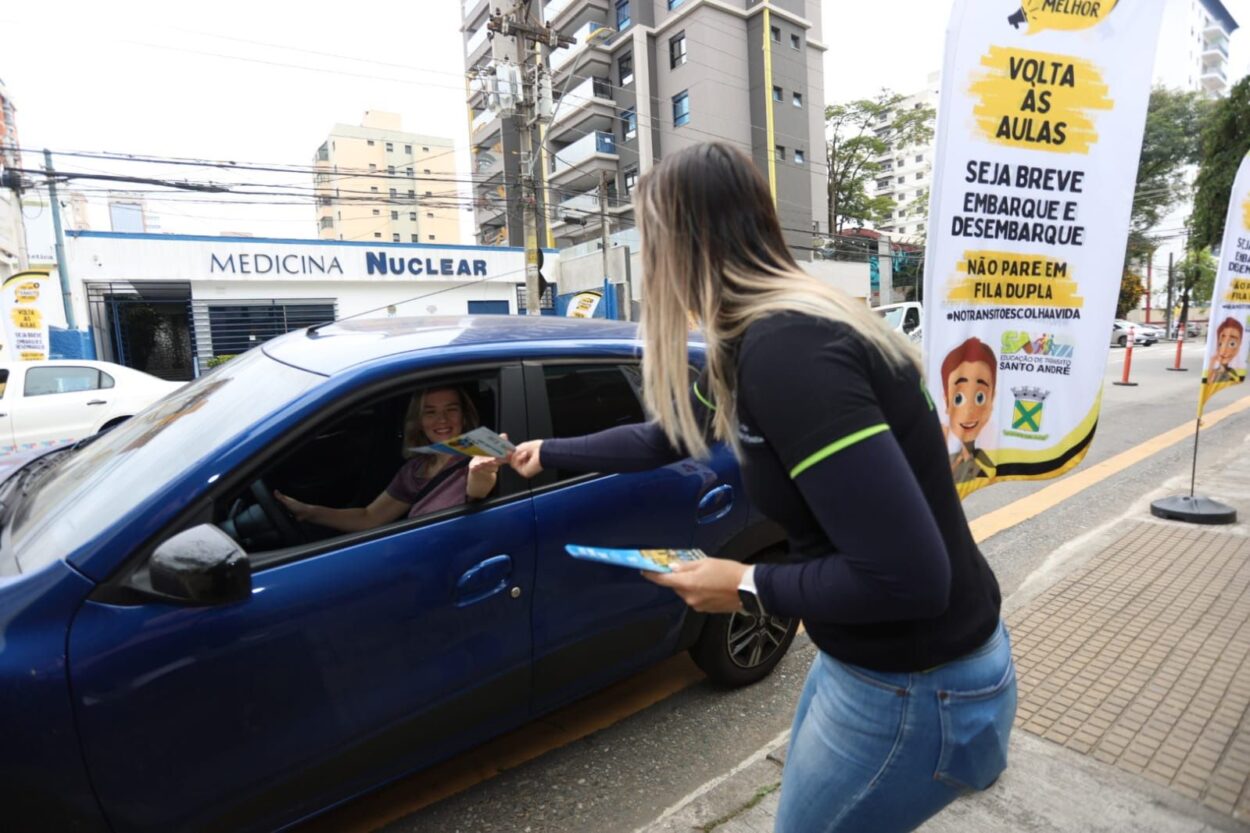 Operação Volta às Aulas orienta motoristas e pedestres nas escolas de Santo André