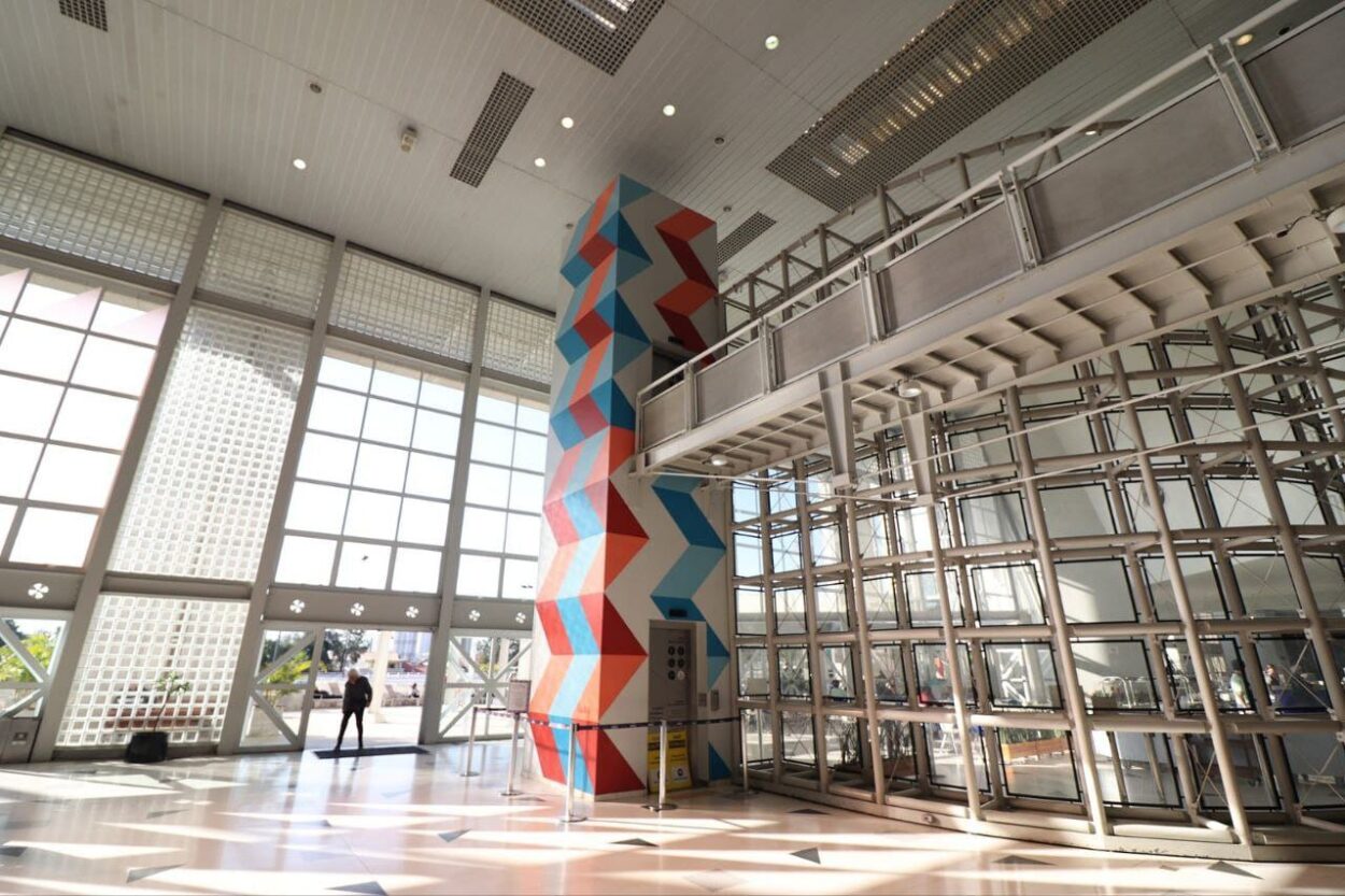 Equipe de restauradores preserva um dos últimos murais de Luiz Sacilotto em Santo André