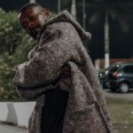 Rio Grande da Serra lança projeto pioneiro que transforma cobertores em casacos para pessoas em situação de rua