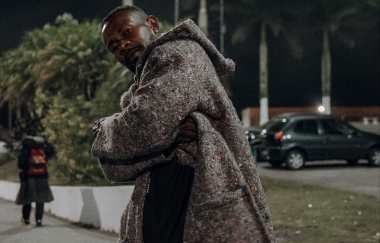 Rio Grande da Serra lança projeto pioneiro que transforma cobertores em casacos para pessoas em situação de rua