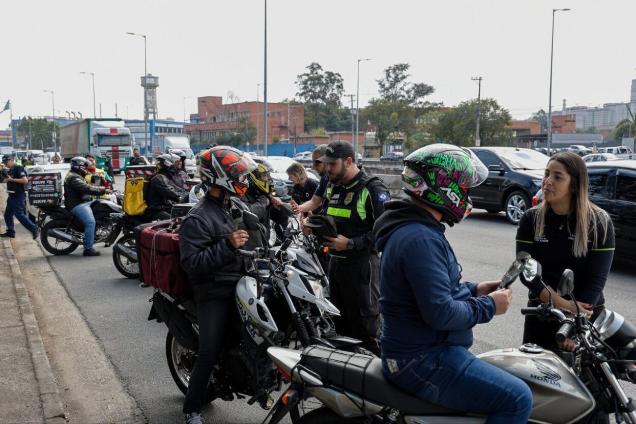 Prefeituras de São Caetano e Santo André realizam ação educativa para condutores de veículo e motocicletas