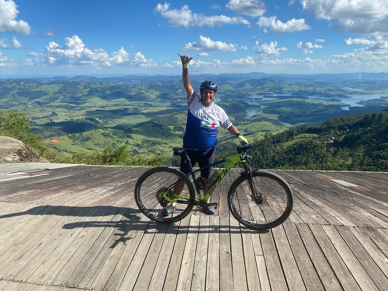 Bispo Doriva Vassian Souza foi atingido por caminhão, por volta das 12h50 deste sábado, na Avenida João Ramalho, perto do Teatro Municipal