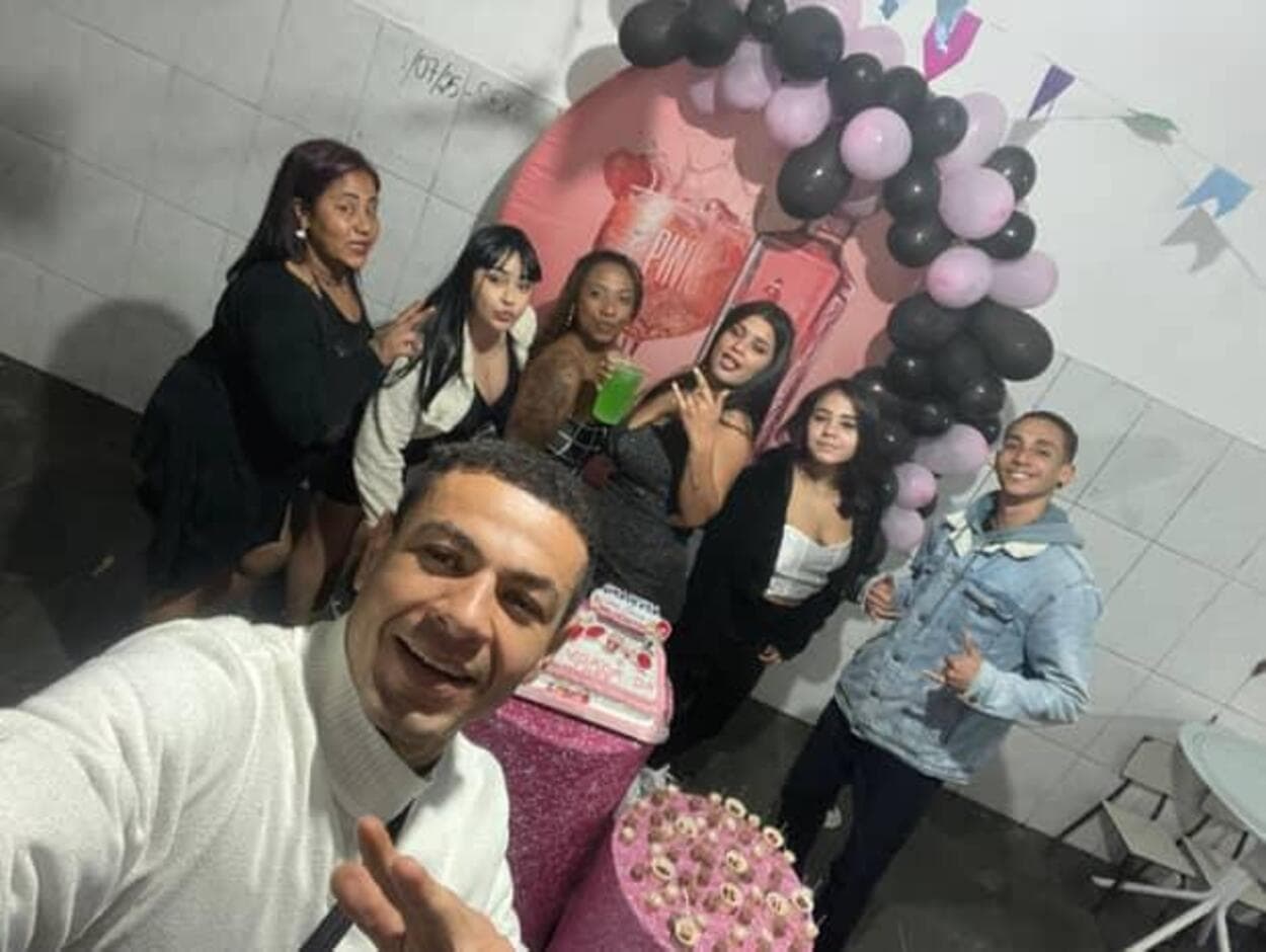 Amigos prestam homenagem à jovem que tece a vida tirada elo namorado em São Bernardo