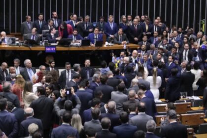 Câmara aprova urgência para projeto de anistia aos envolvidos no 8 de janeiro