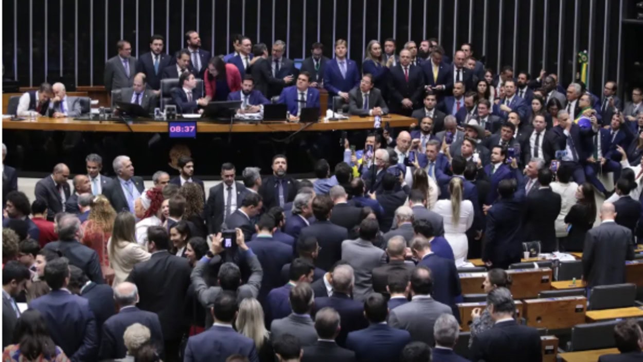 Câmara aprova urgência para projeto de anistia aos envolvidos no 8 de janeiro