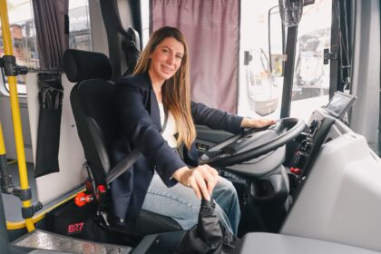 Prefeita Jéssica chega de ônibus na Vila São Pedro e entrega 10 novos coletivos em SBC