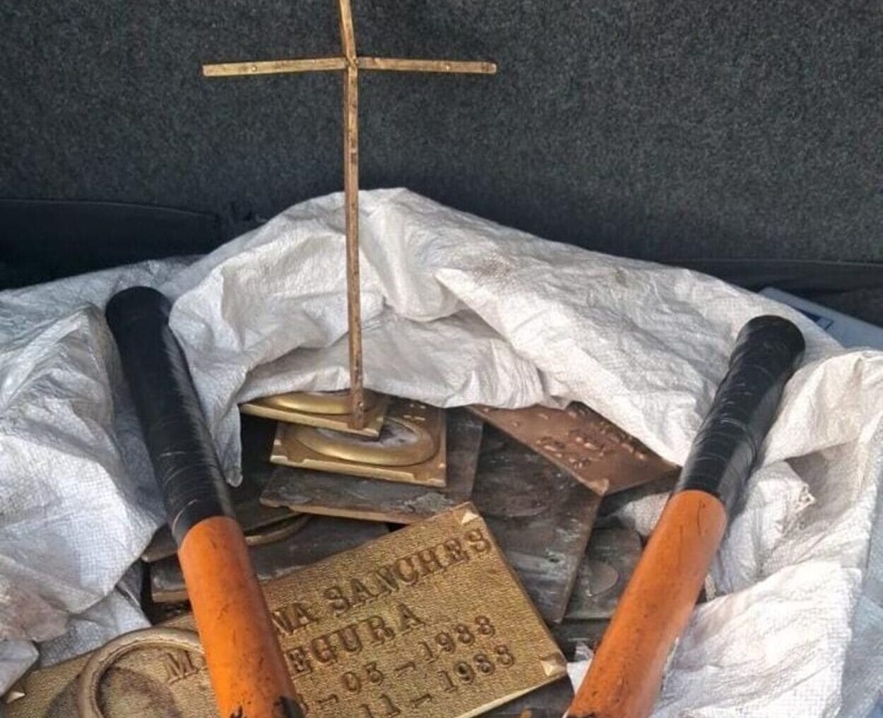 Com apoio das câmeras do sistema de videomonitoramento, suspeita com extensa ficha criminal foi detida pela corporação; itens furtados no equipamento foram reparados