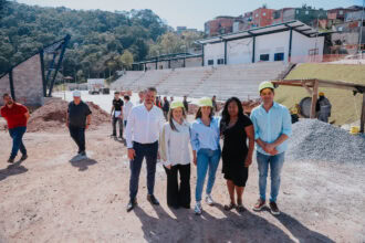 Prefeita Jessica Cormick vistoria construção de 1.090 unidades habitacionais  