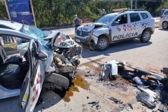 Cerco policial termina com 3 feridos após com colisão entre duas viaturas e um carro