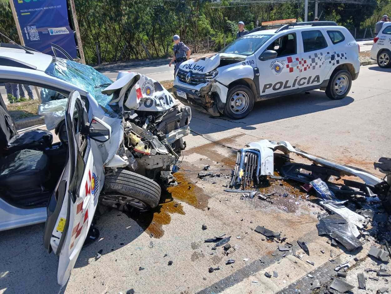 Cerco policial termina com 3 feridos após com colisão entre duas viaturas e um carro