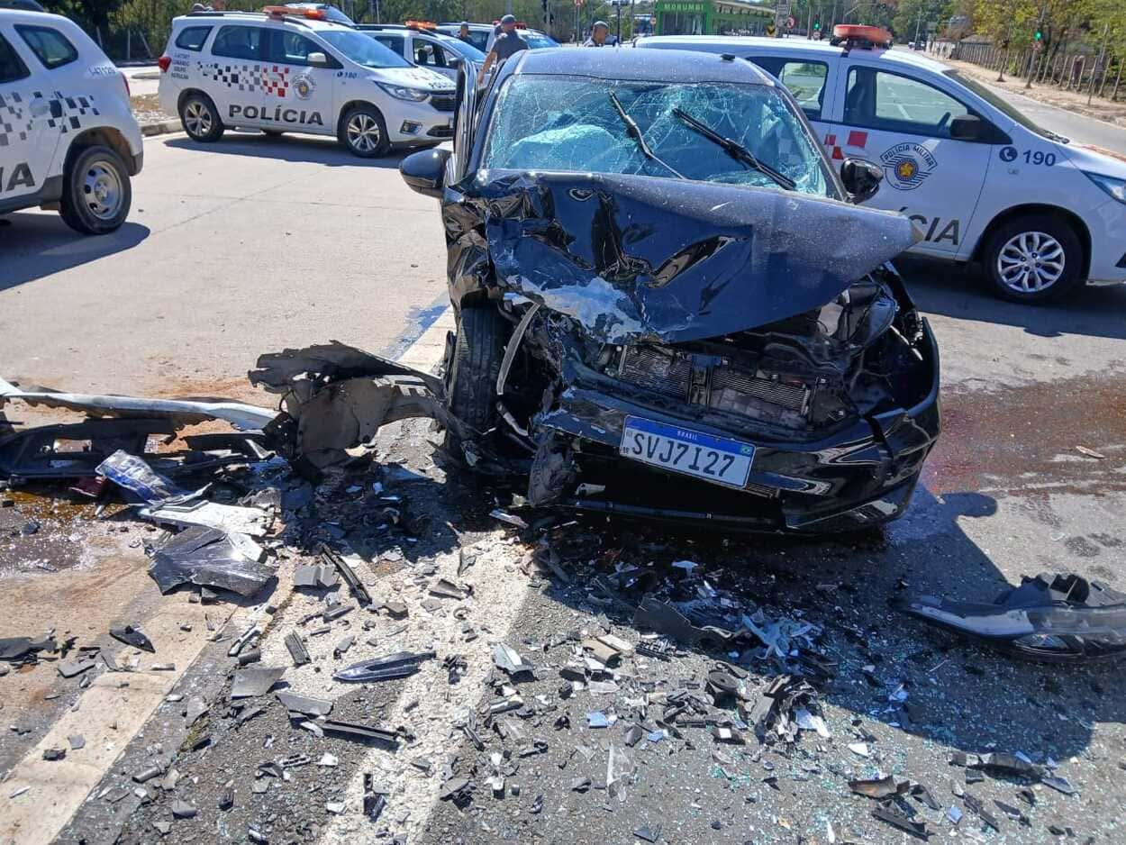 Entre os feridos estão dois policiais e um criminoso; viaturas e carro furtado se chocaram na Avenida Ruy Rodrigues, em Campinas