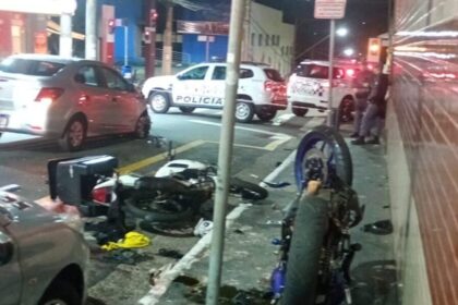 Fuga acaba em colisão entre motos e carro em São Caetano