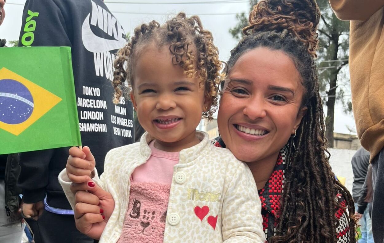 A pequena Loren, de 3 anos, foi ao primeiro desfile da vida acompanhar a mãe Naira Gabriel, 27 anos.