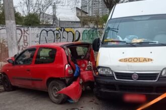 Em Santo André, colisão entre carro e van escolar deixa uma ferida na Av. Giovanni Batista Pirelli