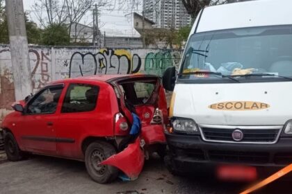 Em Santo André, colisão entre carro e van escolar deixa uma ferida na Av. Giovanni Batista Pirelli