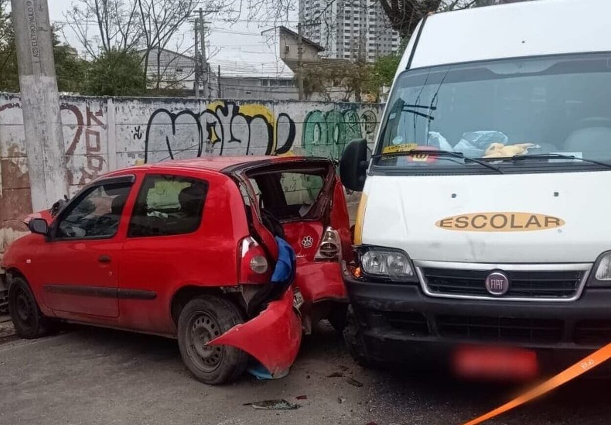 Em Santo André, colisão entre carro e van escolar deixa uma ferida na Av. Giovanni Batista Pirelli