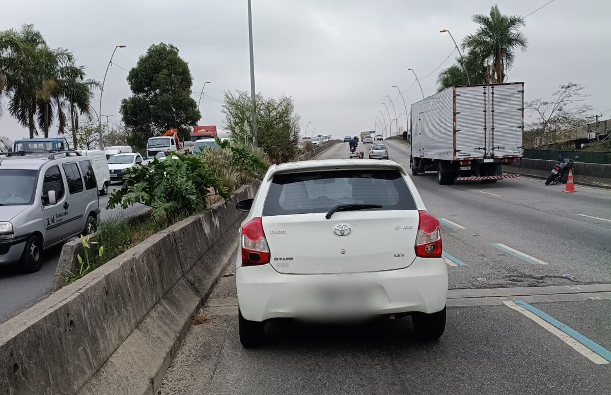 Após colisão com carro, motociclista bateu em poste e não resistiu aos ferimento na avenida Prestes Maia
