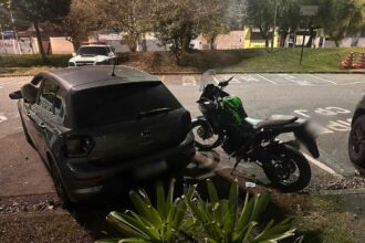 Polícia recupera carro e moto roubados em Santo André e detém dois assaltantes.