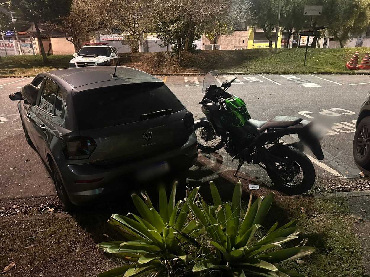 Polícia recupera carro e moto roubados em Santo André e detém dois assaltantes.