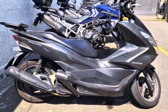 Por volta das 11h de sábado (6/9), os GCMs avistaram uma motocicleta Honda PCX em alta velocidade.