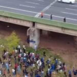 Chuva de dinheiro pela 4ª vez em Diadema atrai multidão em busca de dinheiro fácil