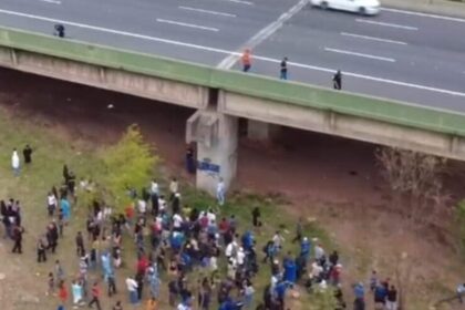 Chuva de dinheiro pela 4ª vez em Diadema atrai multidão em busca de dinheiro fácil