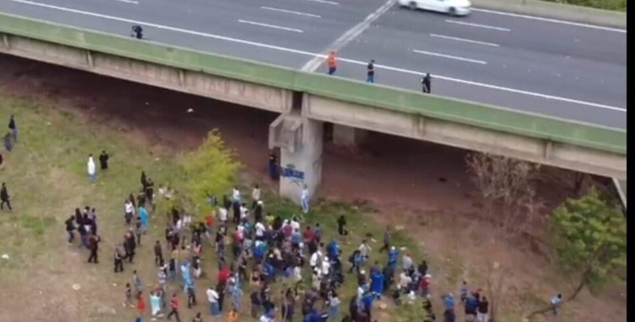 Chuva de dinheiro pela 4ª vez em Diadema atrai multidão em busca de dinheiro fácil
