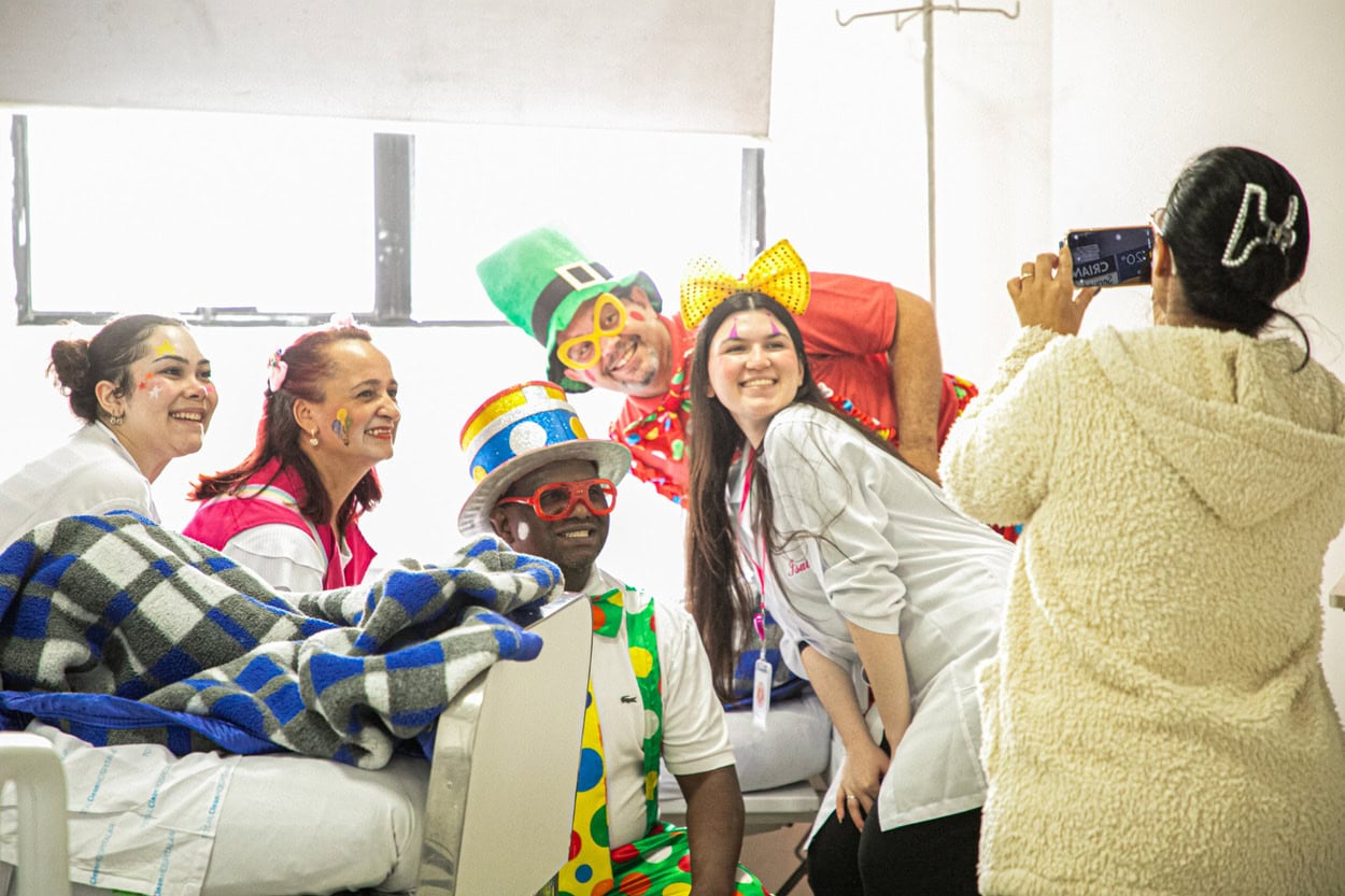 Palhaços do grupo Doses de Alegria conquistam sorrisos de pacientes do Complexo Hospitalar de São Caetano
