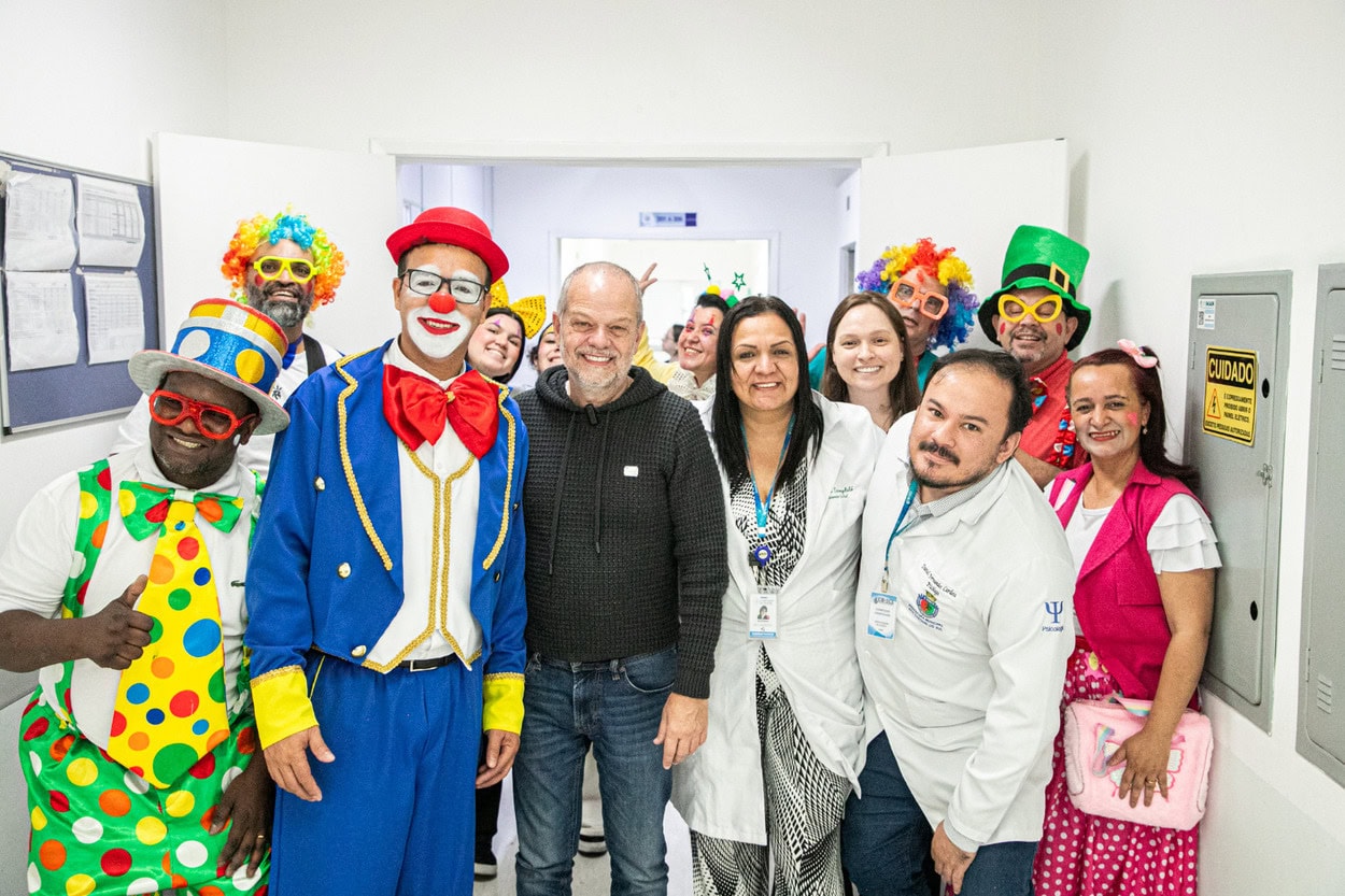 Interação teve brincadeiras, humor, música e oração, levando benefício da terapia do riso a pacientes; prefeito Tite Campanella prestigia voluntários 