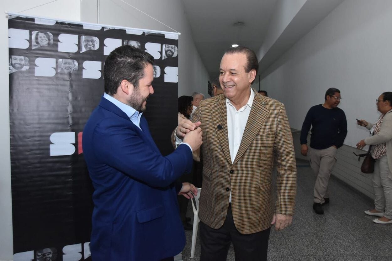 Prefeito Gilvan Ferreira participou nesta segunda-feira de evento ao lado do secretário estadual de Saúde, Eleuses Paiva